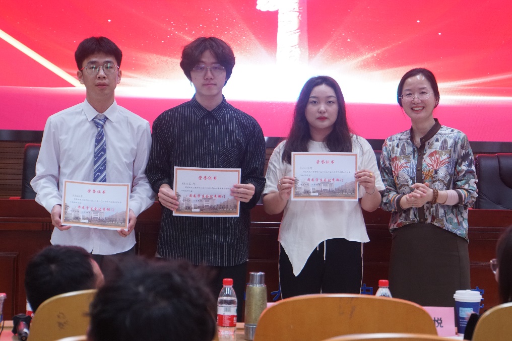 一群人站在桌子边中度可信度描述已自动生成 一群人站在桌子边中度可信度描述已自动生成